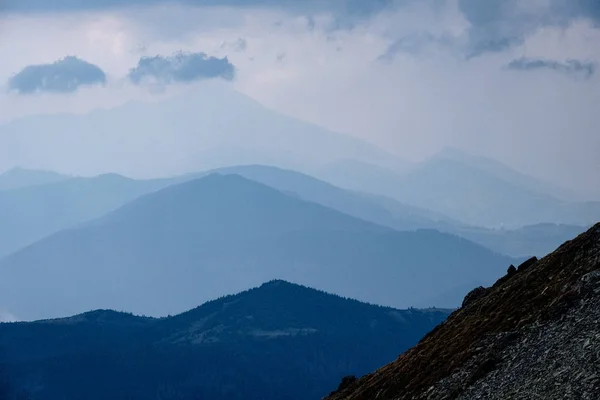 Panoramautsikt Över Dimmiga Skogen Västra Karpaterna Tatra Dimmigt Sunset Långt — Stockfoto