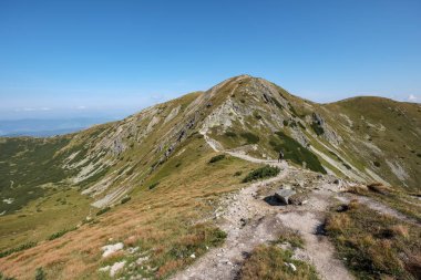 Hiking trail dağın zirvesinde. Tatra, Slovakya. Temiz hava ile erken sonbahar renkleri Batı Karpat Dağları. Turist izle