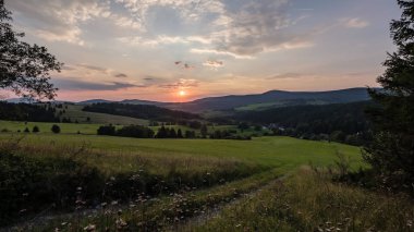 güzel gün batımı Tatra, Slovakya dağlarında. Hill ile kırmızı bulutlar onlar üzerinde en fazla. Batı Karpat