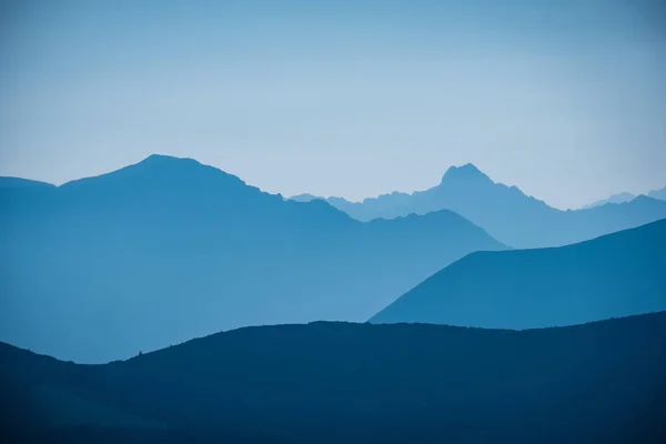 Західні Карпатські Вершини Восени Вкриті Туманом Або Хмарами Блакитними Відлитками — стокове фото