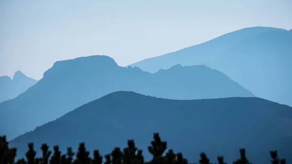 Westkarpaten Berggipfel Herbst Bedeckt Mit Nebel Oder Wolken Mit Blauer — Stockfoto