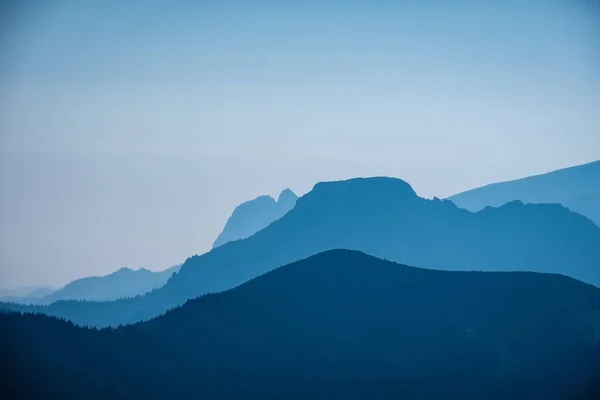 Westelijke Karpaten Bergtoppen Herfst Vallen Nevel Wolken Met Blauwe Cast — Stockfoto