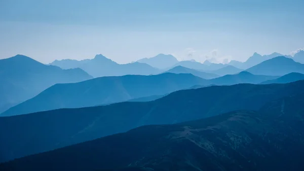 Westelijke Karpaten Bergtoppen Herfst Vallen Nevel Wolken Met Blauwe Cast — Stockfoto