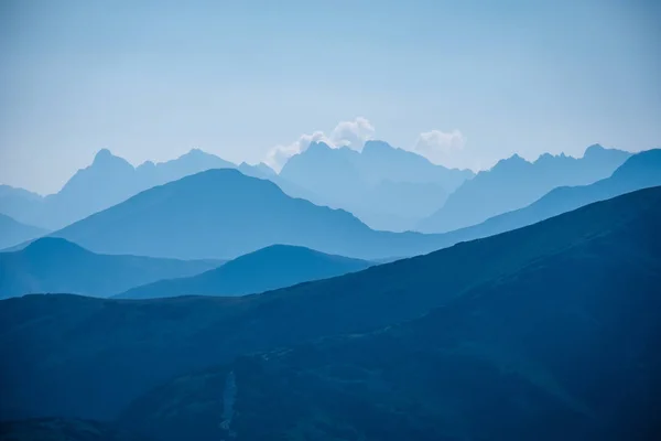 Westkarpaten Berggipfel Herbst Bedeckt Mit Nebel Oder Wolken Mit Blauer — Stockfoto