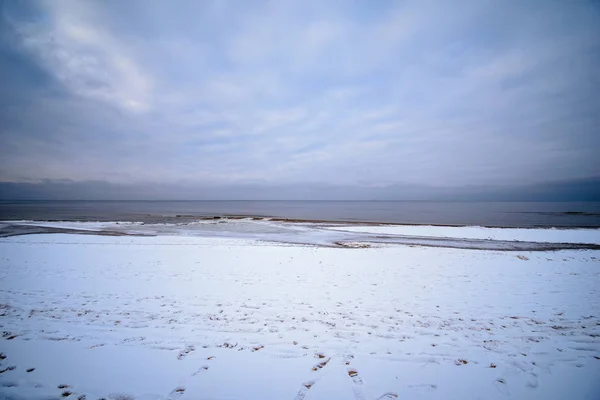 Dunes Gelées Bord Mer Avec Eau Glacée Neige Sur Plage — Photo