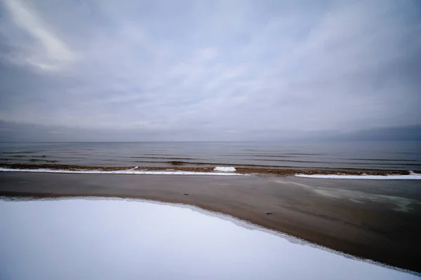 Dunas Congeladas Junto Mar Com Água Gelada Neve Areia Praia — Fotografia de Stock