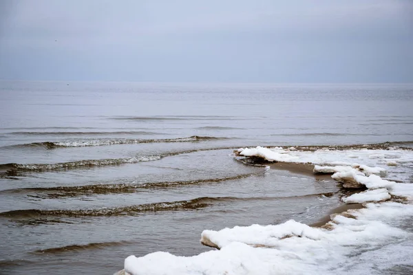 Dunes Gelées Bord Mer Avec Eau Glacée Neige Sur Plage — Photo