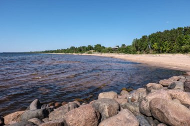 Baltık seawith mavi gökyüzü ve sakin su eski taş brakewater