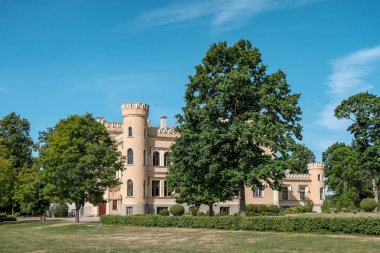 Vintage sarı tuğla manor çiçeklerle, önünde güzel yaz günü mavi gökyüzü ile kırsal kesimde