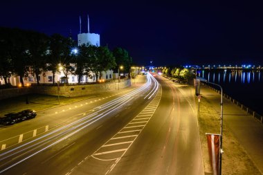 Riga, Letonya gece trafik ışıkları. arabalar, gece, ışık ile boyama yönünü değiştirme
