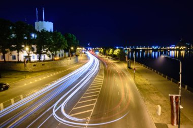 Riga, Letonya gece trafik ışıkları. arabalar, gece, ışık ile boyama yönünü değiştirme