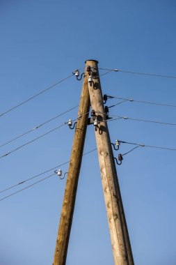 kırsal bir karanlık gece gökyüzü üzerinde telleri ile elektrik direkleri