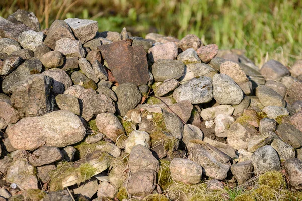 Große Steinhaufen Auf Grünem Gras Der Landschaft — Stockfoto