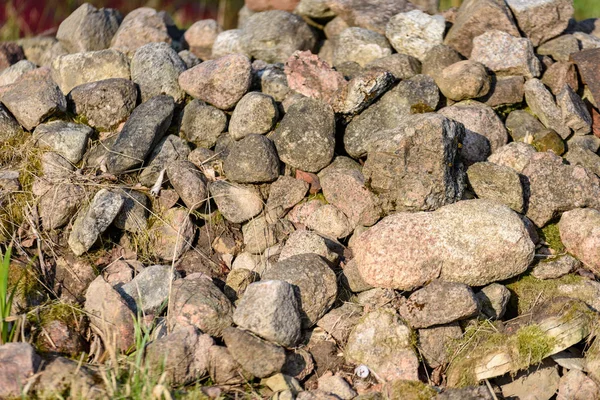田舎の緑の草の上の岩の大きな山 — ストック写真