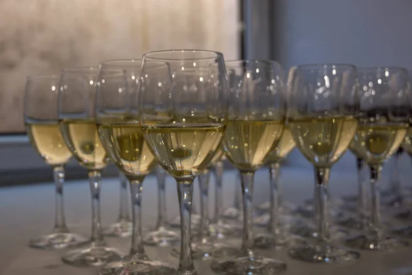 Verres Vin Moitié Plein Sur Fenêtre Blanche Vin Blanc Rouge — Photo