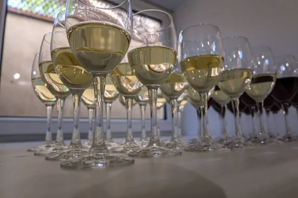Kieliszków Wina Połowie Pełna Okna Białe Białe Czerwone Wino Gotowe — Zdjęcie stockowe