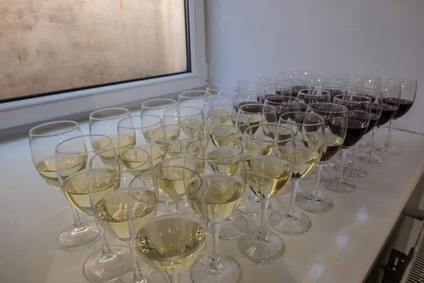 Verres Vin Moitié Plein Sur Fenêtre Blanche Vin Blanc Rouge — Photo