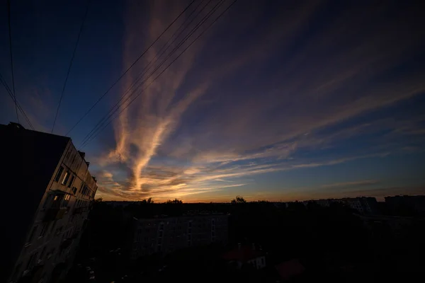 Драматический Закат Над Городом Ригой Латвия Крыши Темно Красные Облака — стоковое фото