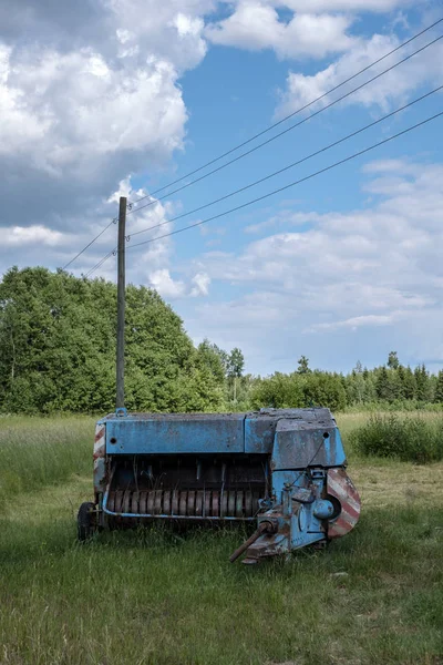 Starý Rezavý Stroje Zelené Louce Venkov Scénu — Stock fotografie