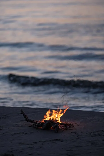 Pequeño Fuego Ardiendo Orilla Del Mar Por Noche Con Olas — Foto de Stock