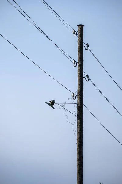 Elektriciteit Stokken Met Draden Platteland Een Donkere Nachtelijke Hemel — Stockfoto