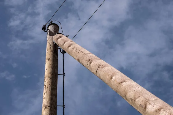 Postes Electricidad Con Cables Campo Contra Cielo Azul —  Fotos de Stock