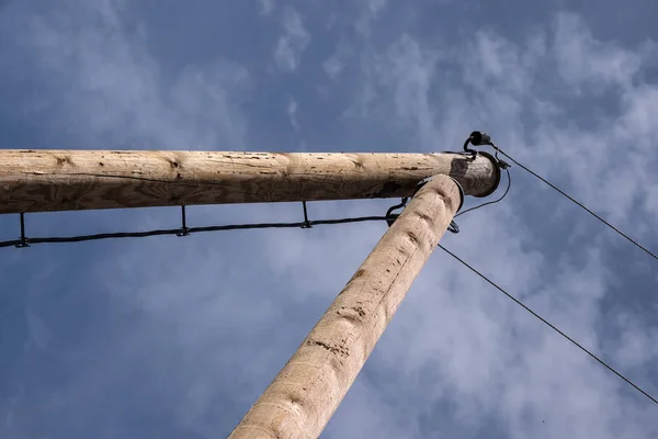 Postes Electricidad Con Cables Campo Contra Cielo Azul — Foto de Stock