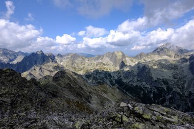 bulutlar ve sis yukarıdan ve yağmur bulutları ile keskin kayalık dağ başında Slovakya'daki Tatra Dağları'nda. Rysy dağın.