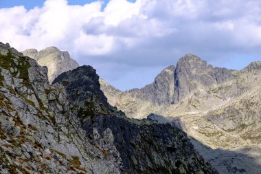 bulutlar ve sis yukarıdan ve yağmur bulutları ile keskin kayalık dağ başında Slovakya'daki Tatra Dağları'nda. Rysy dağın.