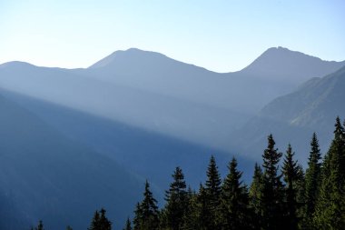 sabah ışık tepe üstleri ve dağlar Tatra Slovakya, ormanlarda yükselip ışık ilk ışınları