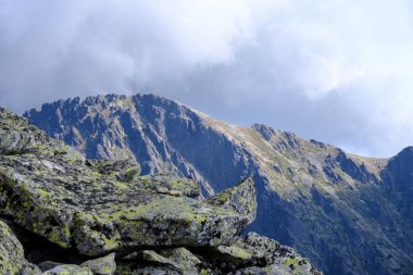 bulutlar ve sis yukarıdan ve yağmur bulutları ile keskin kayalık dağ başında Slovakya'daki Tatra Dağları'nda. Rysy dağın.
