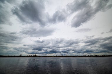 göl kıyısı ile bahar kırsal olay yerinde ağaçlarda gün temizleyin