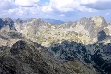 bulutlar ve sis yukarıdan ve yağmur bulutları ile keskin kayalık dağ başında Slovakya'daki Tatra Dağları'nda. Rysy dağın.
