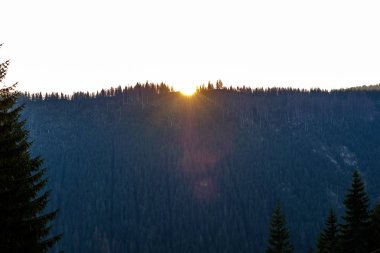 sabah ışık tepe üstleri ve dağlar Tatra Slovakya, ormanlarda yükselip ışık ilk ışınları
