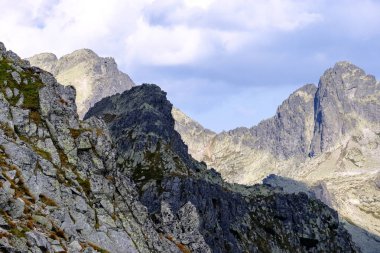 bulutlar ve sis yukarıdan ve yağmur bulutları ile keskin kayalık dağ başında Slovakya'daki Tatra Dağları'nda. Rysy dağın.