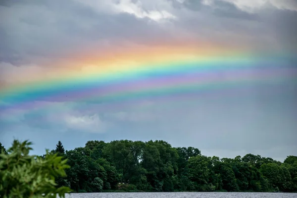 Arco Iris Sobre Campos Campo Cerca Del Lago Cielo Nublado —  Fotos de Stock