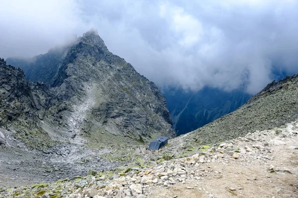 Rocky Гострі Гірських Вершин Татри Словаччини Хмар Туману Зверху Дощовими — стокове фото