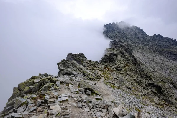 Sziklás Éles Megmászni Tátra Szlovákia Felhők Köd Fenti Eső Felhők — Stock Fotó