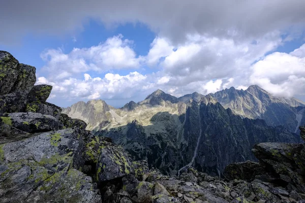 Cumbres Montaña Rocosas Afiladas Las Montañas Tatra Eslovaquia Con Nubes — Foto de Stock