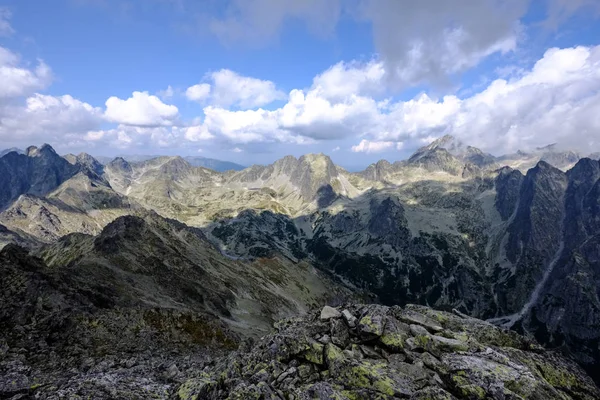 Sommets Rocheux Des Montagnes Tatra Slovaquie Avec Nuages Brouillard Haut — Photo