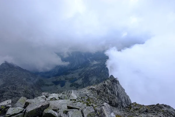 Cumes Rochosos Montanhas Afiadas Montanhas Tatra Eslováquia Com Nuvens Névoa — Fotografia de Stock
