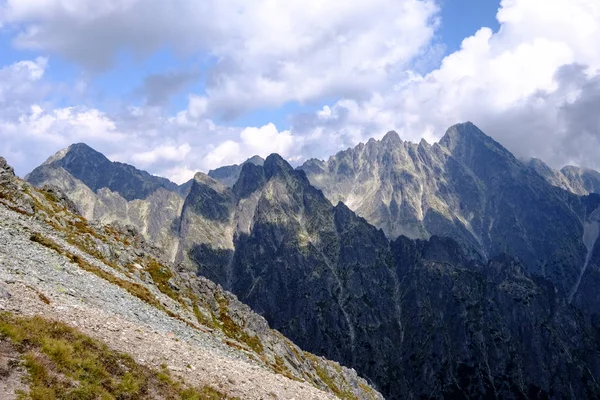 Rocky Vassa Bergstoppar Tatrabergen Slovakien Med Moln Och Dimma Från — Stockfoto
