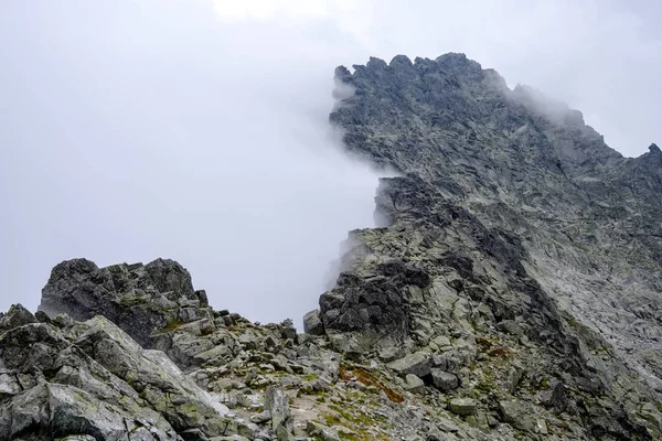 Cime Rocciose Montagne Taglienti Montagne Tatra Slovacchia Con Nuvole Nebbia — Foto Stock