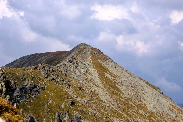 スロバキアのタトラ山脈のハイキング コース いくつかの雲と秋空の前に夏の終わりに Mounatin ビュー — ストック写真