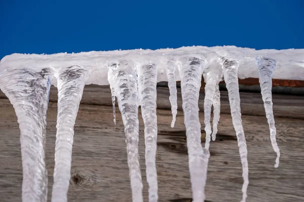 Icicles House Roof Blue Sky Dim Light — Stock Photo, Image