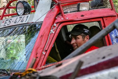 Aluksne, Letonya, 10 Mayıs 2008 - offroad kamyon Şampiyonası ralli arabaları çamura, sıkışmış, açık alanlara insanlar gülüyor ve sürüş