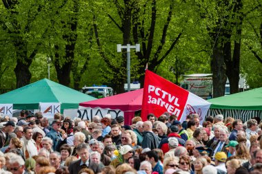 Riga, Letonya, 9 Mayıs 2008 - Riga gösteride Sovyet Dünya Savaşı 2, Sovyet bayrakları çiçek Döşeme ve kameralar önünde gülümseyen insanlarla zaferle ilgili