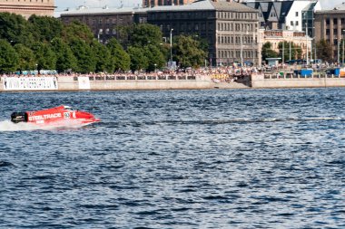 Riga, Letonya, Ağustos 19, 2007 - nehir tekne şampiyonada nehir Daugava, sürat tekneleri su ve arka planda eski şehir