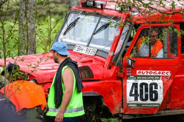 Aluksne, Letonya, 10 Mayıs 2008 - offroad kamyon Şampiyonası ralli arabaları çamura, sıkışmış, açık alanlara insanlar gülüyor ve sürüş