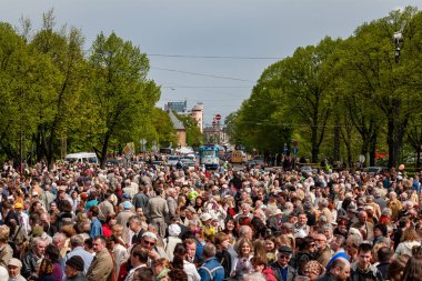 Riga, Letonya, 9 Mayıs 2008 - Riga gösteride Sovyet Dünya Savaşı 2, Sovyet bayrakları çiçek Döşeme ve kameralar önünde gülümseyen insanlarla zaferle ilgili